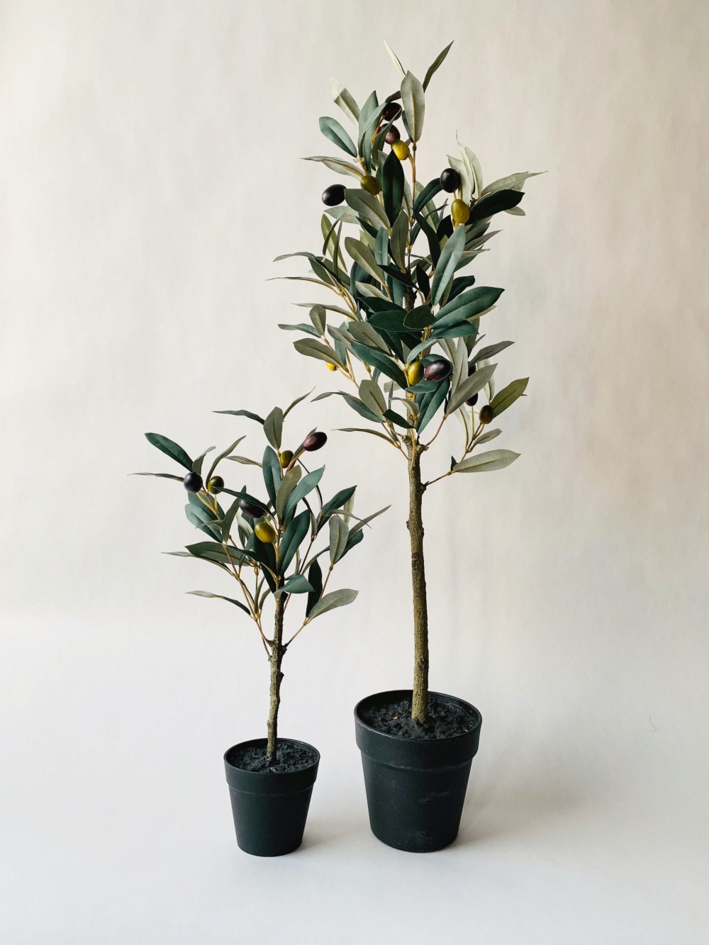 Vakkert, kunstig oliventre som ser naturtro ut. Måler 76 cm i høyden. 
