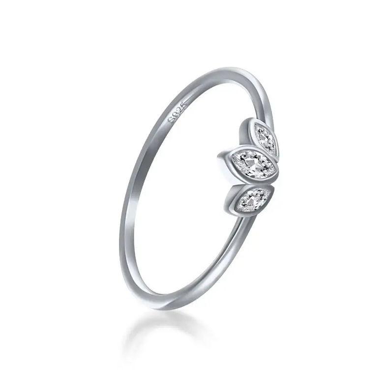 En nydelig ring fra Ella & Pia. Ringen er laget av 925 Stearling Silver belagt med rhodium for å bevare sølvfargen, og vakre zirkonia stener. Ringen veier 2g, og er i str. 6 (Innvendig mål: 16,5mm). Alle smykkene fra Ella & Pia nikkel- og blyfri.