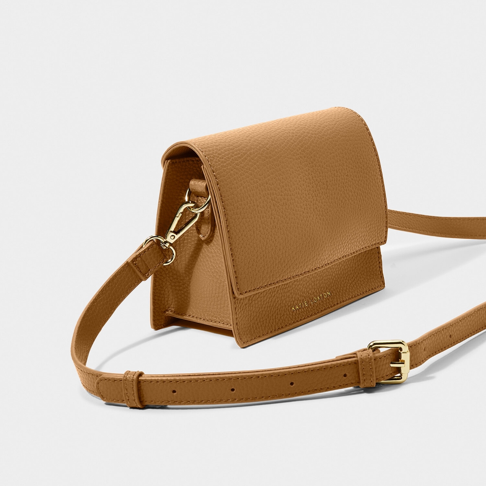 Vår allsidige og stilige Mini Orla Crossbody Bag er et must-have-tilskudd til garderoben din. Designet med et mykt vegansk skinn og avtakbare stropper. Mål: 14cm x 17cm x 8cm