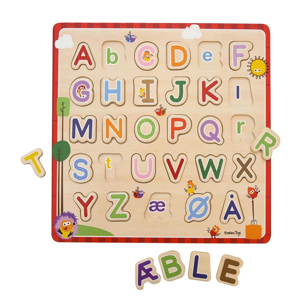 Lær alfabetet med dette trepuslespillet i fine farger. Hver bokstav fra A-Å skal plasseres på rett sted. Under de store bokstavene skjuler det seg tilsvarende små bokstaver. Styrk barnets bokstavlæring, fornemmelse for former, fargegjenkjennelse og hånd-ø