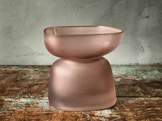 Lekker vase i matt rosa glass fra trend design 
12 cm 