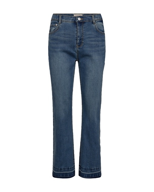 Ankellang jeans i myk denim. Buksen er en klassisk 5-lommers modell med smal passform, knapp og glidelås, høy midje og utsvingte ben. Et par vakre, stilige jeans.
70% Bomull 25% Polyester 3% Viskose 2% Elastan
OBS! Lengden på buksen er ikke 30! 