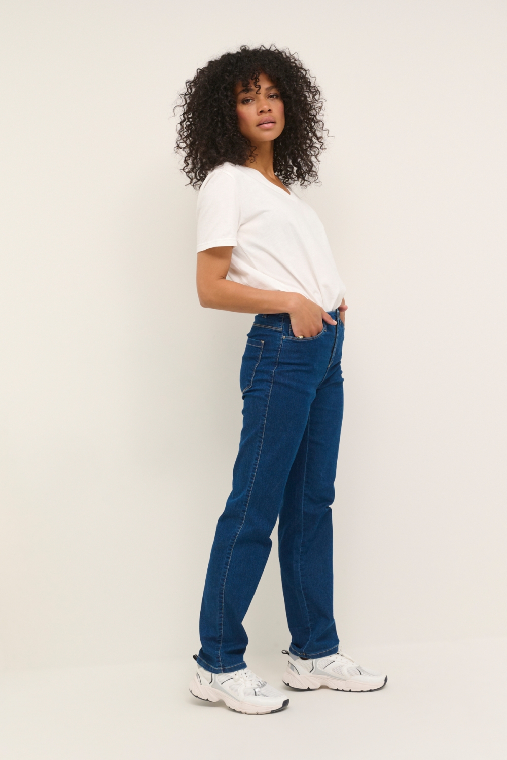 Myk og herlig jeans med tyng og behagelig stoff med mye stretch. Buksen er høy i livet og har rette ben med full lengde (81cm).