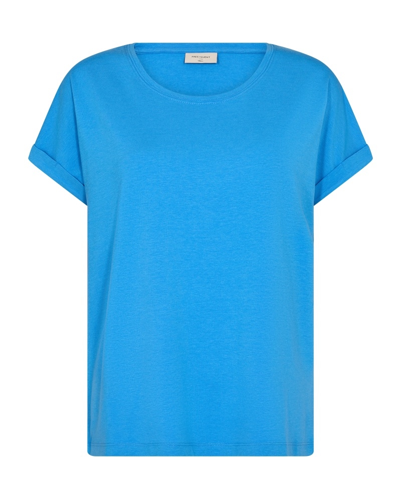 T-skjorte fra Freequent i en myk bomullskvalitet. T-skjorten har korte oppbrettede ermer, en elegant, avrundet hals og en casual passform. En nydelig t-skjorte i god kvalitet. 
