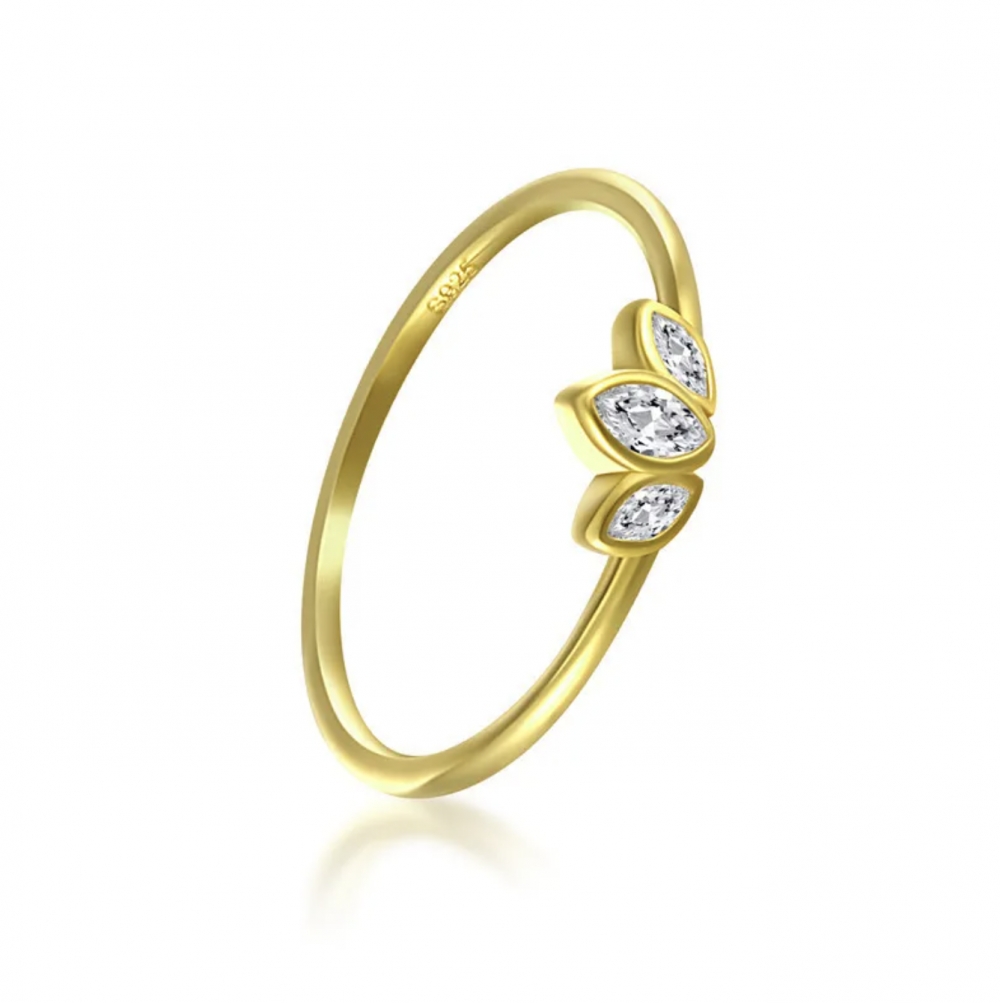 Et nydelig smykke fra Ella & Pia. Ringen er laget av 925 Stearling Silver belagt med 18K gull og en vakker zirkonia sten. Ringen veier 2g. Alle smykkene fra Ella & Pia nikkel- og blyfri. Str. 6 (Innvendig mål: 16,5mm)