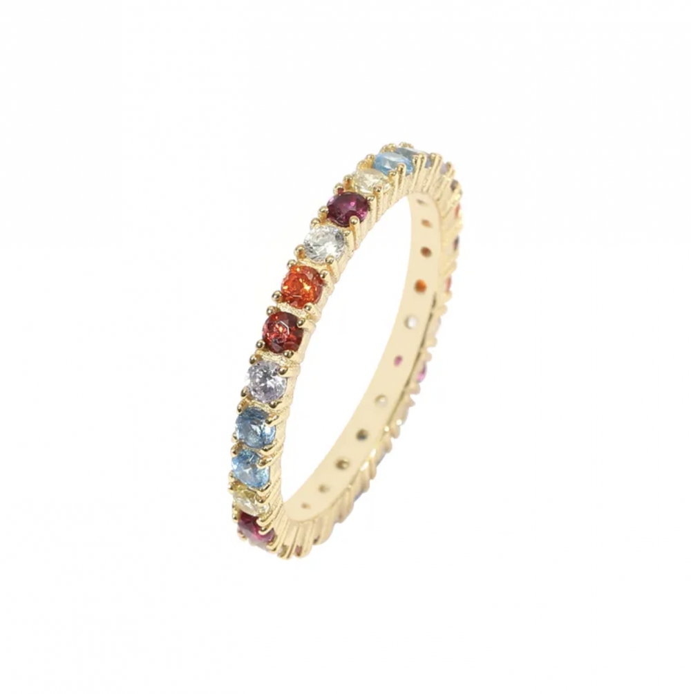 En nydelig ring fra Ella & Pia. Ringen er laget av 925 Stearling Silver belagt med 18K gull og zirikonastener. Ringen veier 1,6g og er størrelse 7 (17,3mm). Alle smykkene fra Ella & Pia nikkel- og blyfri.