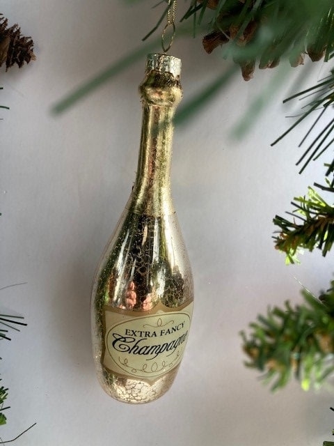 Flott heng til juletreet formet som en champagneflaske. Måler 14,5x4,5cm.