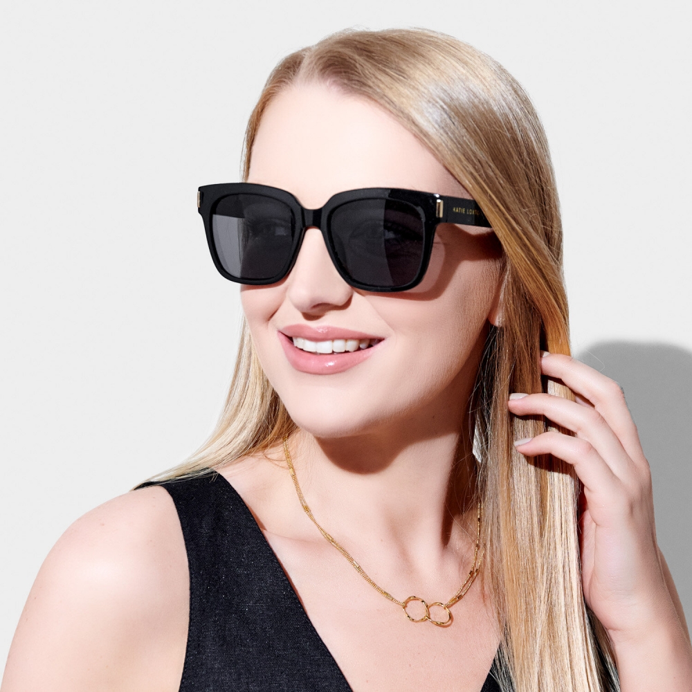 Hold deg stilig hele sesongen med våre luksuriøse Roma Square Frame-solbriller med et dristig design, inkludert elegante tonede glass, en tykk svart innfatning og gylden merkevare på armen for det mest iøynefallende utseendet. Forbered deg på komplimenter