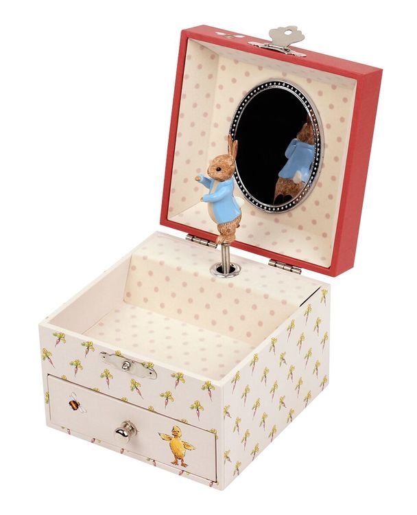 Nydelig søtt smykkeskrin med motiv av Peter Kanin. Det er en dansende kanin inni og ett skrin for alle barnets små skatter og hemmeligheter.

