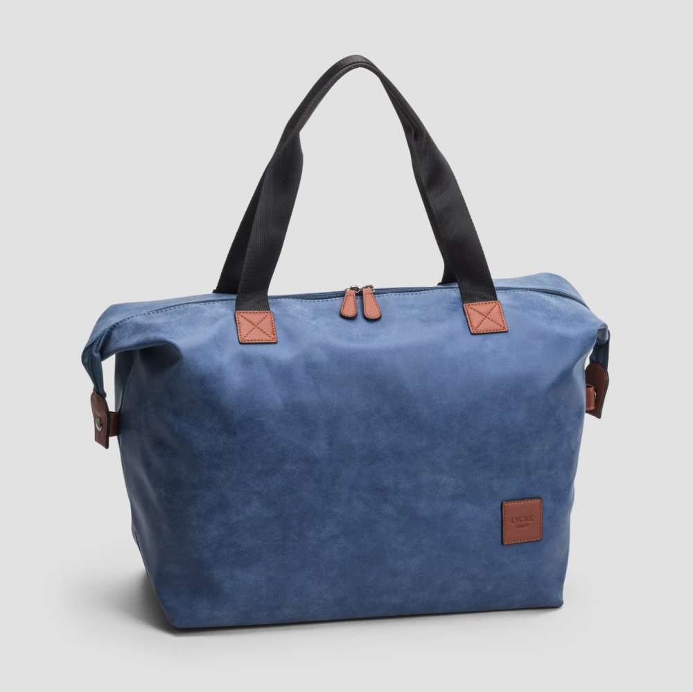 Praktisk weekendbag i PVC fra Lycke. Måler 54x33x23cm. 