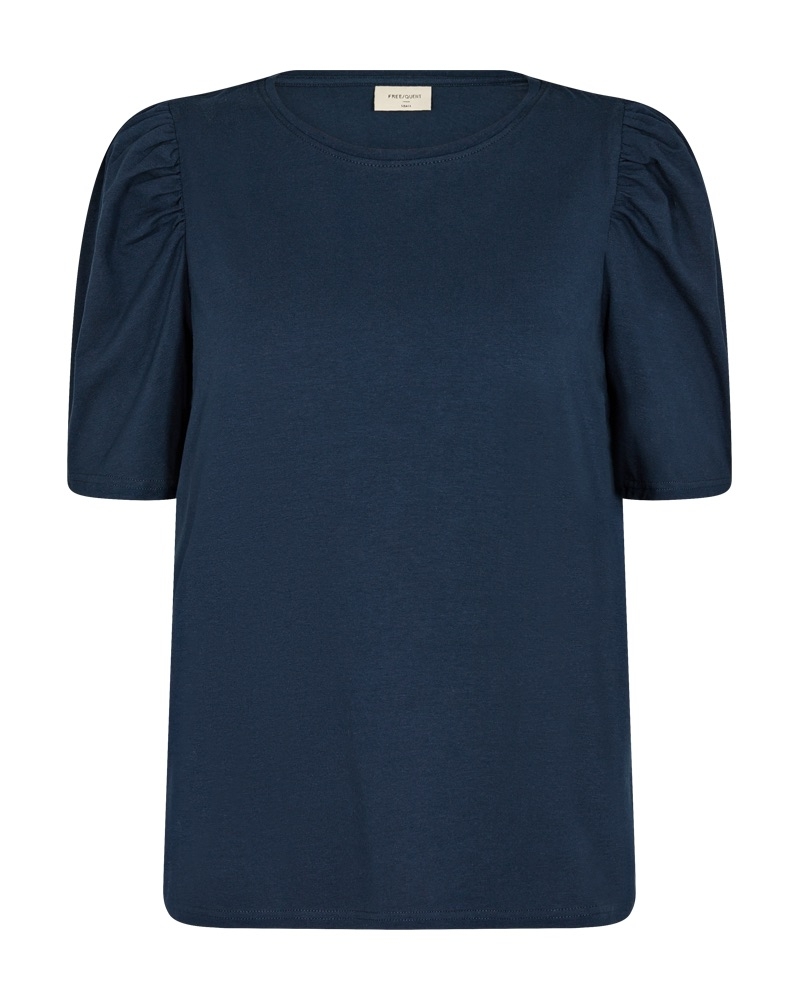 T-skjorte fra Freequent i en myk kvalitet. T-skjorten er enkel i designet med korte puffermer, en smal ribbet kant i den runde halsen og en elegant, løs passform.

Korte puffermer
Rund hals
Løs passform
Ribbekant
95 % bomull BCI
5% elastan