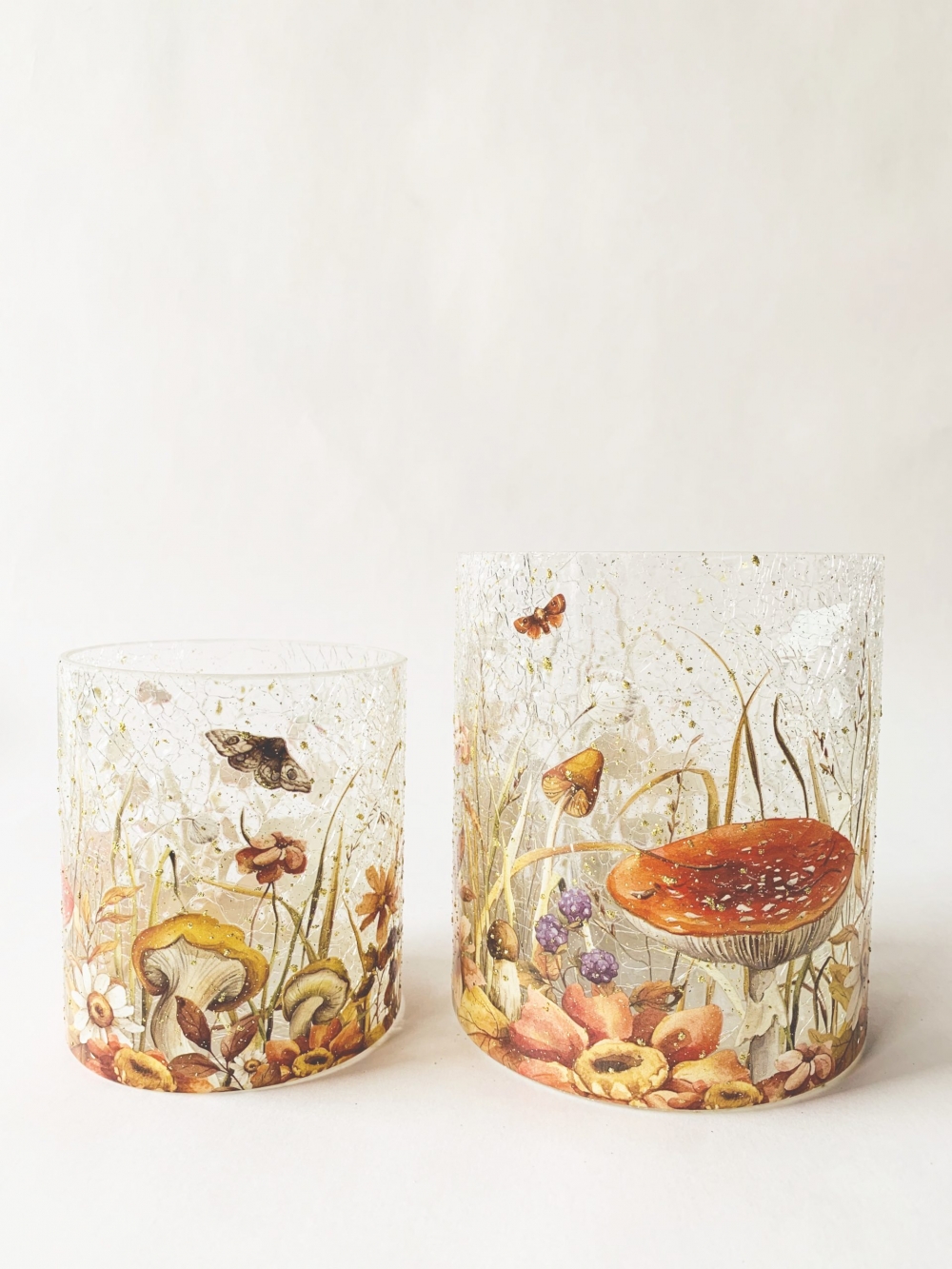 Et nydelig lysglass i krakelert glass med sopp-motiv. Kommer i to størrelser. Dette måler 11,5x13cm.