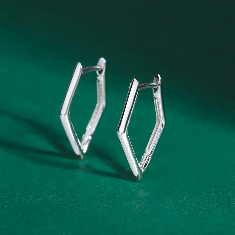 Nydelige øredobber fra Ella & Pia. Smykkene er laget av 925 Stearling Silver som er belagt med rhodium for å forsterke overflaten. Smykkene er nikkel- og blyfrie, og allergivennlige.