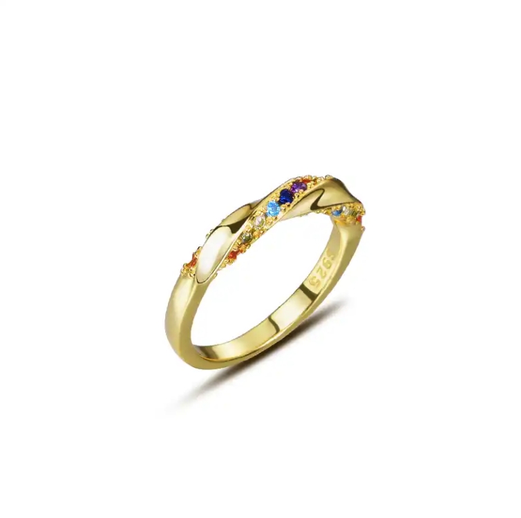 En nydelig ring fra Ella & Pia. Ringen er laget av 925 Stearling Silver belagt med 18K gull or zirikoniastener. Ringen veier 2,9g. Alle smykkene fra Ella & Pia nikkel- og blyfri.