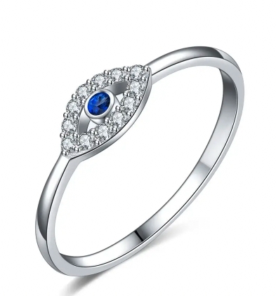 En nydelig ring fra Ella & Pia. Ringen er laget av 925 Stearling Silver belagt med rhodium og zirikonastener. Alle smykkene fra Ella & Pia nikkel- og blyfri. Ringen er størrelse 8 (18,1mm innvendig mål).