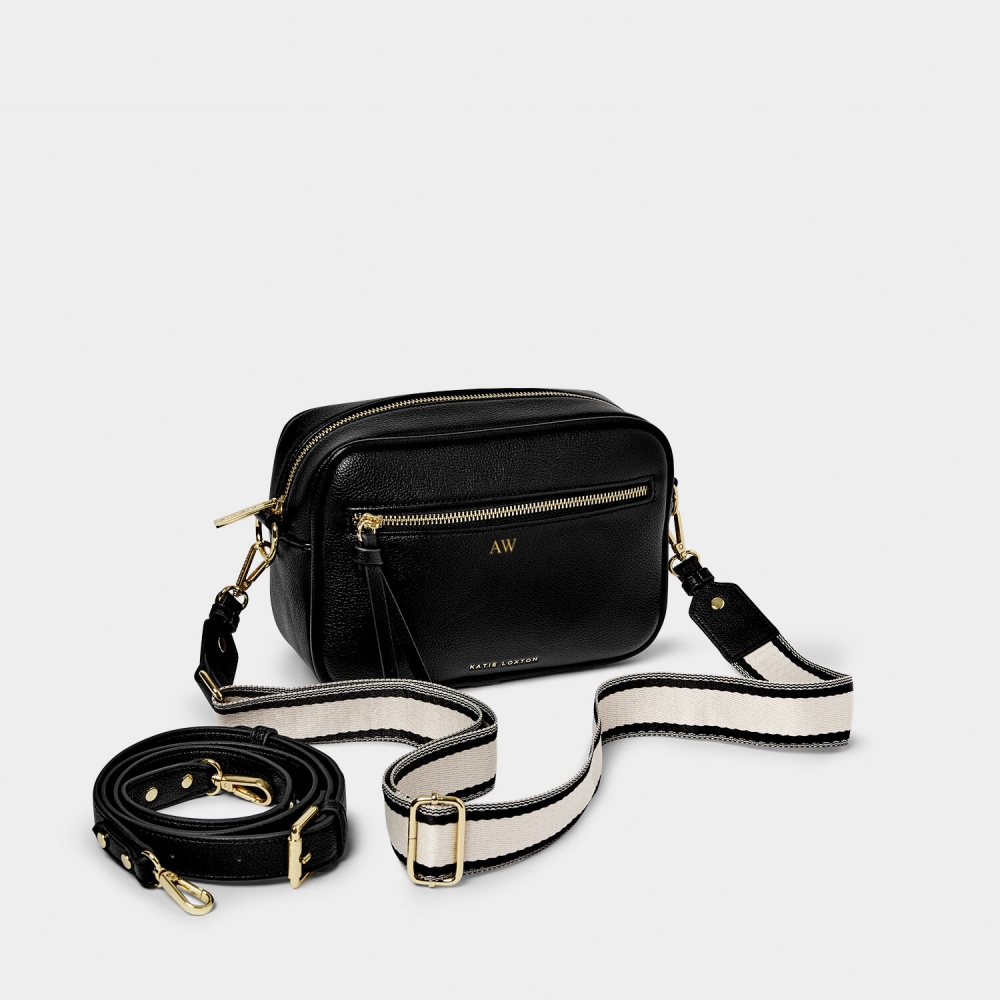 Hallie Double Strap Bag i svart er like sofistikert som den ser ut. Detaljert med vår signaturgullfargede logo, er denne stilen nøye designet med luksuriøst vegansk skinn. Mål:
Merk! Kommer uten initialene AW. Mål: 16cm x 23cm x 7.5cm