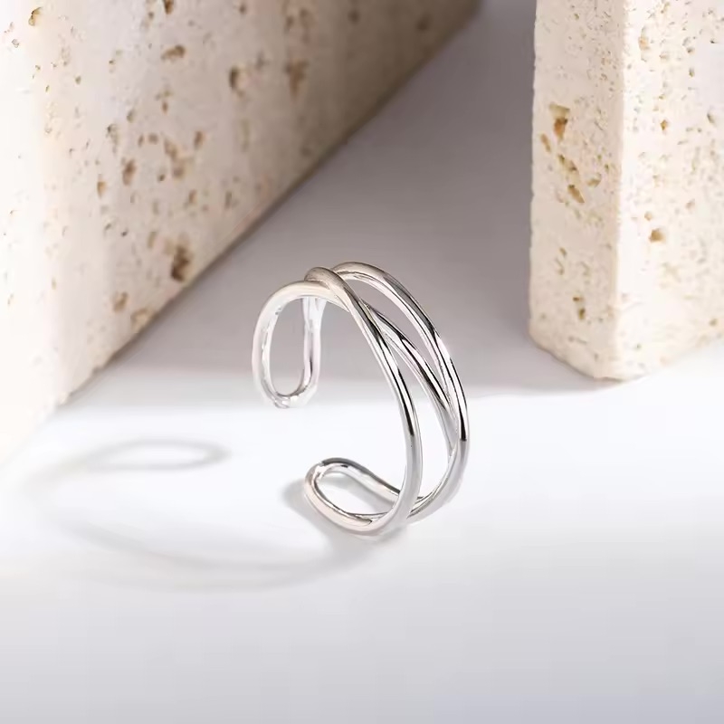 En nydelig justerbar ring fra Ella & Pia. Ringen er laget av 925 Stearling Silver belagt rhodium. Ringen veier ca 1,9g. Alle smykkene fra Ella & Pia nikkel- og blyfri.