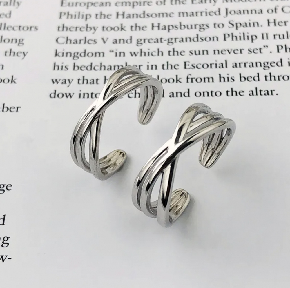 En nydelig justerbar ring fra Ella & Pia. Ringen er laget av 925 Stearling Silver belagt med rhodium. Ringen veier 1,9g. Alle smykkene fra Ella & Pia nikkel- og blyfri.