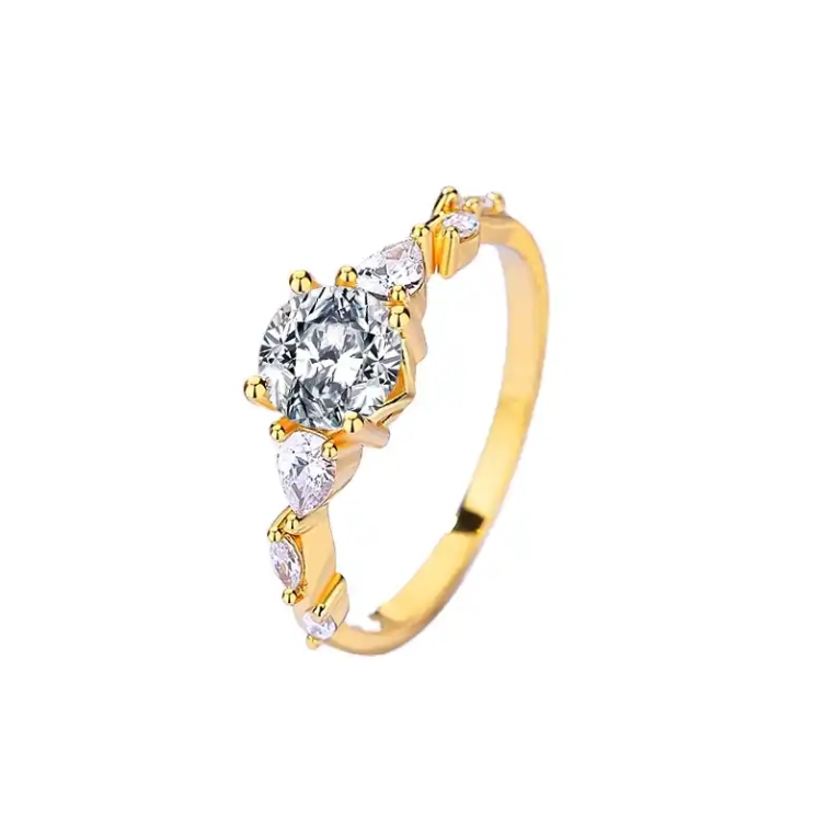 En nydelig ring fra Ella & Pia. Ringen er laget av 925 Stearling Silver belagt med 18K gull og vakre zirkoniastener. Ringen veier 2,3g, og er i str. 8 (Innvendig mål: 18,1mm). Alle smykkene fra Ella & Pia nikkel- og blyfri.