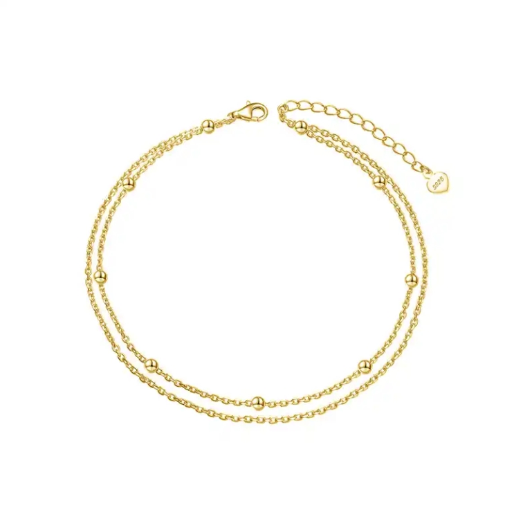 Lekkert armbånd/ankelsmykke fra Ella & Pia. Smykket er laget av 925 Stearling Silver belagt med 18K gull. Smykket måler 20+5cm (forlengelsesdel), og veier 1,6g. Dette smykket kan brukes som både armbånd og ankelsmykke.