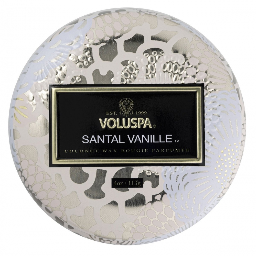 Santal Vanille har duft av fransk bourbon Vanilla & Oud. Lyset kommer i en lekker tinnboks med tre veker og har 25 timer brennetid. 
