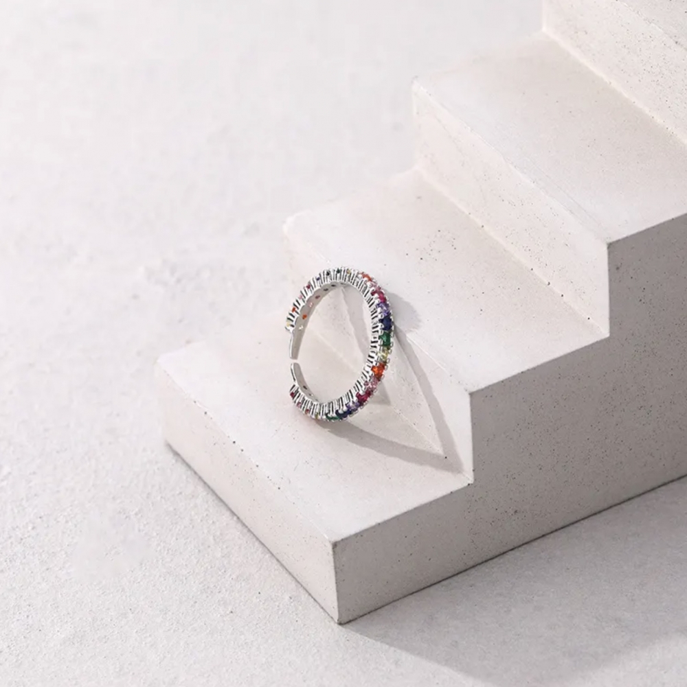 En nydelig justerbar ring fra Ella & Pia. Ringen er laget av 925 Stearling Silver belagt med rhodium og zirkoniastener. Ringen veier 0.5g. Alle smykkene fra Ella & Pia nikkel- og blyfri.