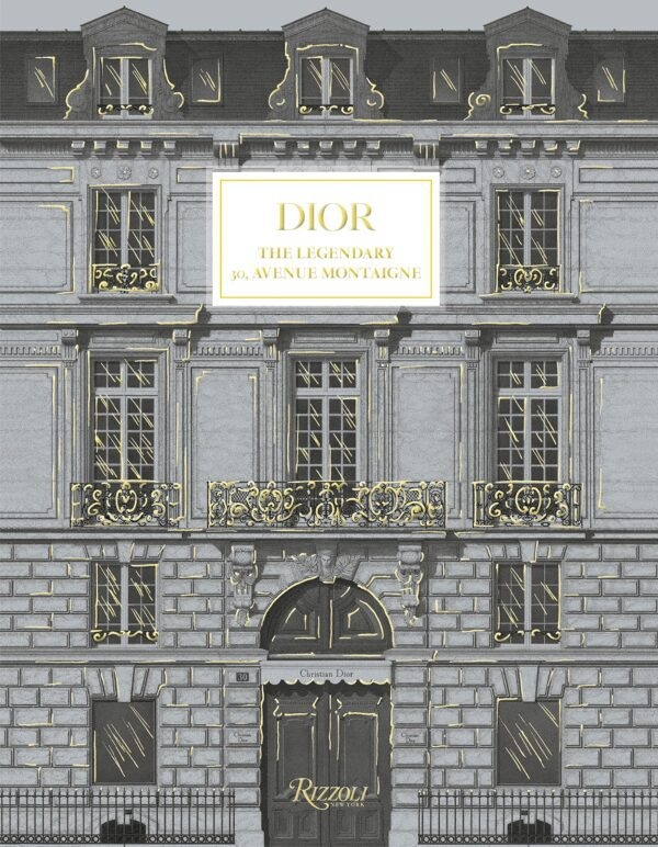 En aldeles nydelig dekorbok fra Dior. Boken er fantastisk å pynte med, og ikke minst interessant. Boken har hardt omslag og måler 21,5×2,4×27cm.