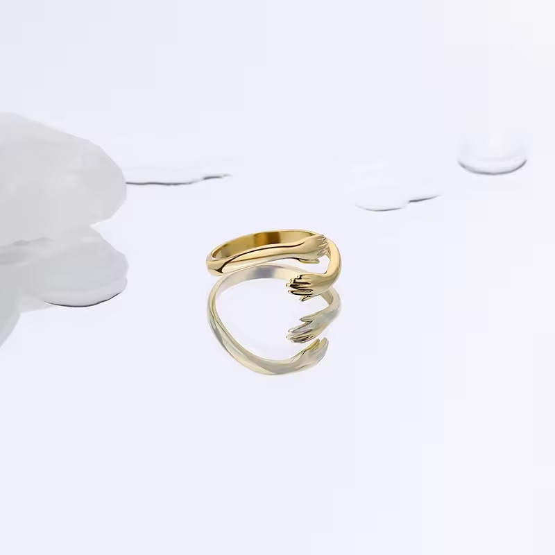 En nydelig justerbar ring fra Ella & Pia. Ringen er laget av 925 Stearling Silver belagt med 18K gull. Ringen veier ca 1,9g. Alle smykkene fra Ella & Pia nikkel- og blyfri.