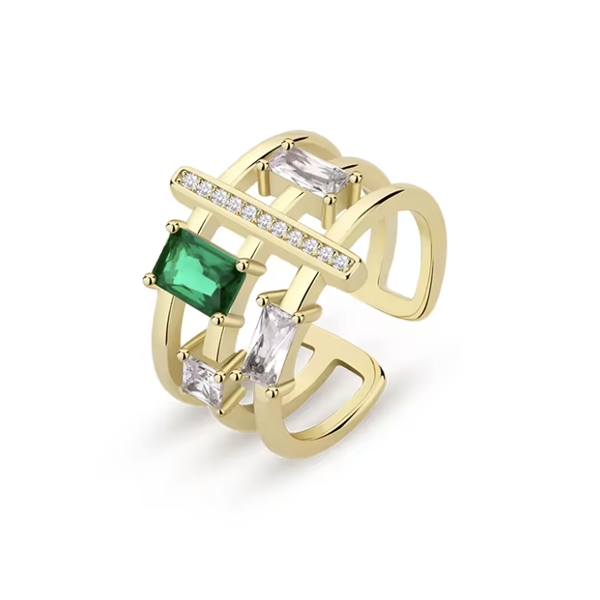 En nydelig justerbar ring fra Ella & Pia. Ringen er laget av 925 Stearling Silver belagt med 18K gull og zirconia-stener. Ringen veier 1,9g. Alle smykkene fra Ella & Pia nikkel- og blyfri.