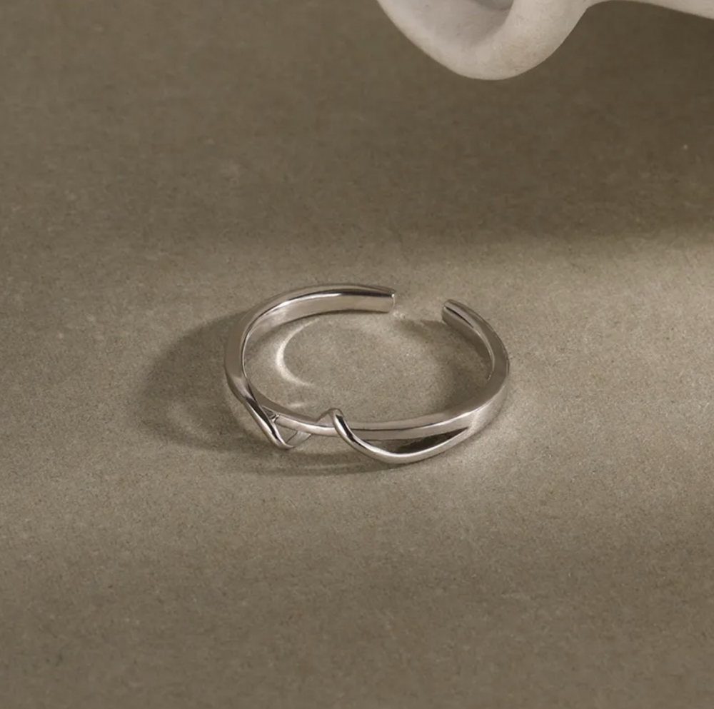 En nydelig justerbar ring fra Ella & Pia. Ringen er laget av 925 Stearling Silver belagt med rhodium. Ringen veier 2g. Alle smykkene fra Ella & Pia nikkel- og blyfri.