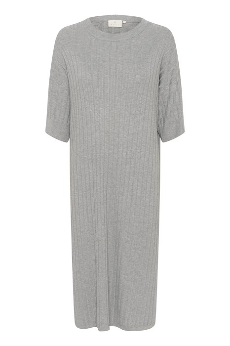 Kaffe Lola Knit Dress Grey Melange er den perfekte kjolen for deg som ønsker å føle deg både komfortabel og stilig. Den løse passformen gir deg en avslappet og chic look. Sammensetning: 80% Viscose,20% Nylon