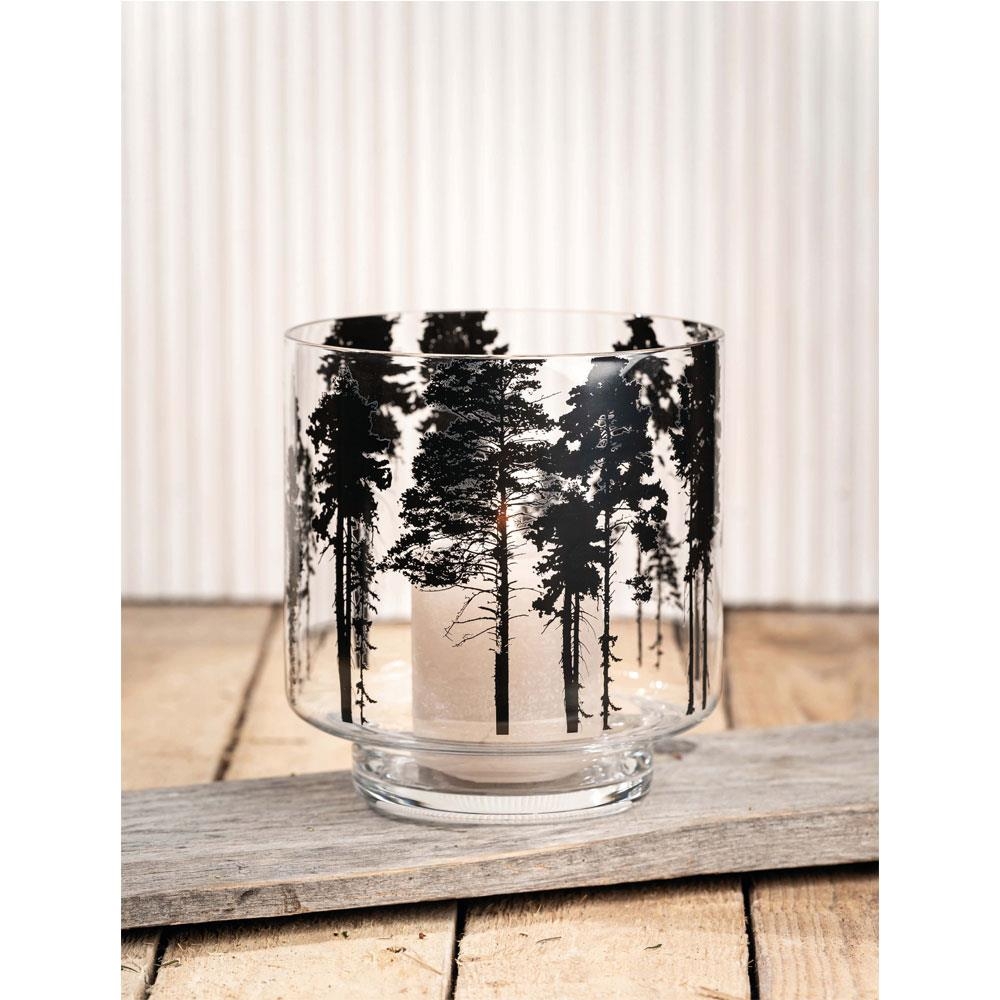 Muurla vase/lykt med skogmotiv. Kan brukes som både vase og lyslykt. Muurlas glassprodukter er laget av blyfritt kalkglass. Dette gamle, tradisjonelle materialet blir bearbeidet på best mulig måte for å få det beste sluttproduktet.
