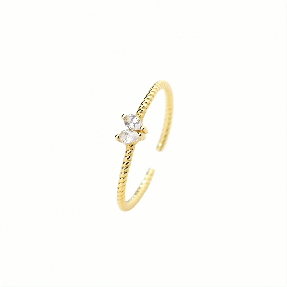 En nydelig justerbar ring fra Ella & Pia med zirconia-stener. Ringen er laget av 925 Stearling Silver belagt med 18K gull. Ringen veier ca 1g. Alle smykkene fra Ella & Pia nikkel- og blyfri.