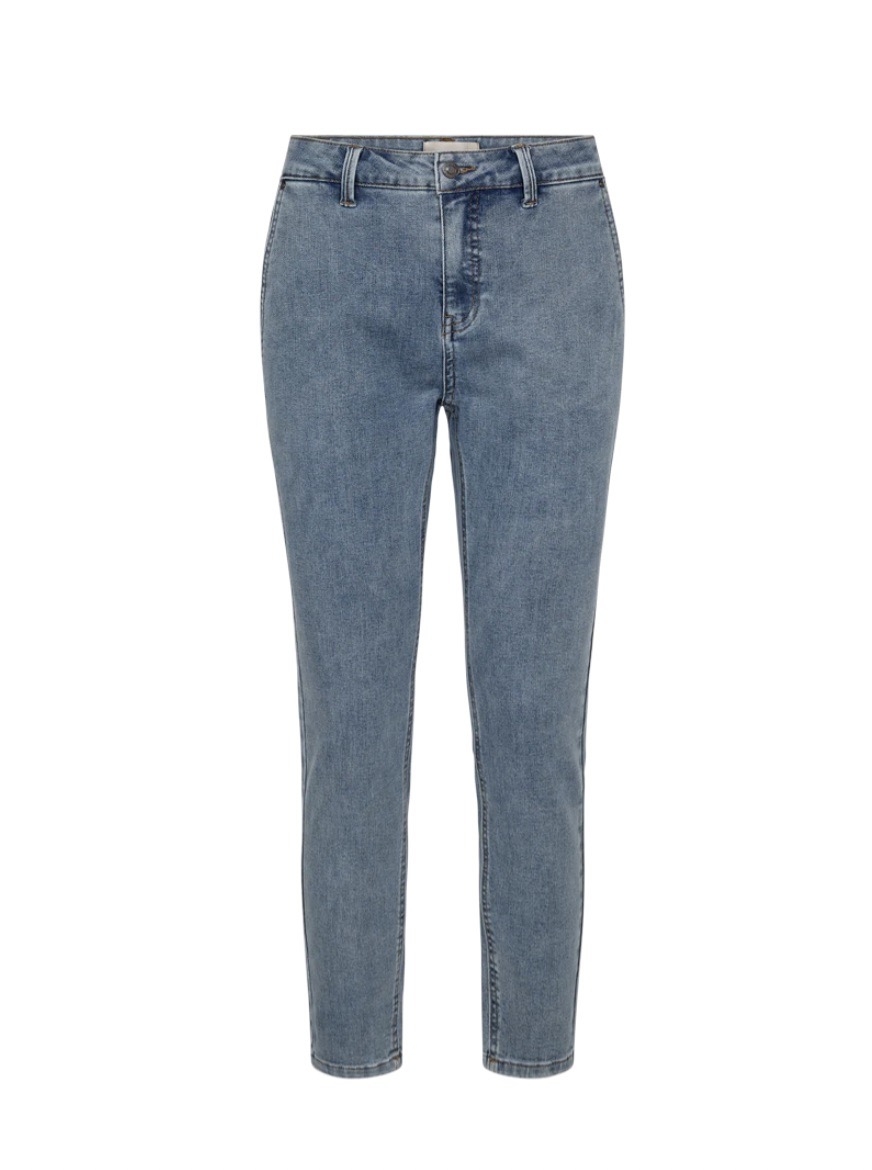 Jeans fra Freequent i deilig denimstoff. Buksen er enkel i designet med knapp- og glidelåslukking foran, side- og baklommer samt en skinny passform. Et par klassiske jeans av deilig kvalitet.