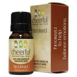 Patchouli Oil gir en søt musk-duft. Oljen kan frigjøre stress og angstfølelse, forhindrer rynker når den masseres inn på huden, og kan også lindre kutt og sår. 100 % REN essensiell olje

