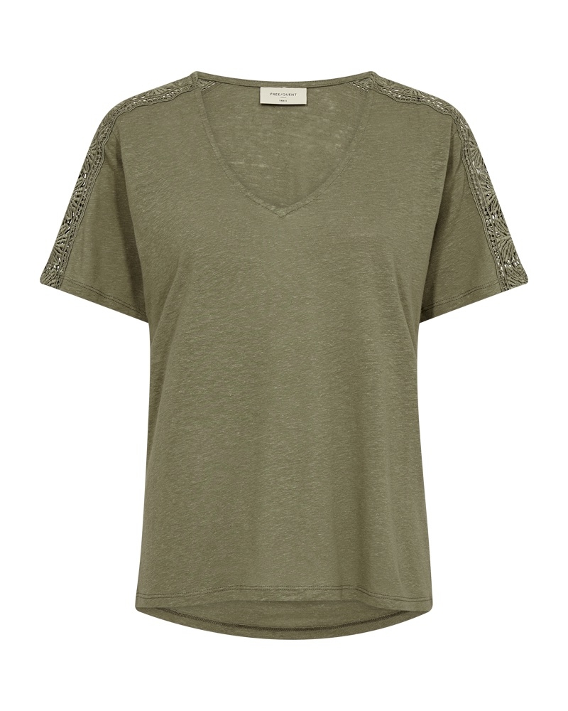 T-skjorte fra Freequent i et mykt materiale. T-skjorten har en enkel silhuett med V-hals, en avslappet passform og korte ermer med delikate blondedetaljer for en elegant look.