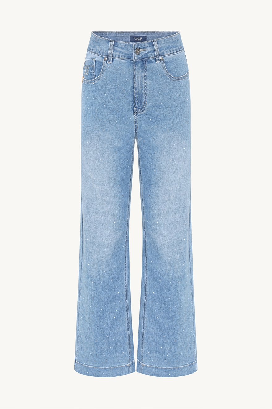 Stretchjeans med lommer foran og bak. Jeansene har brede ben og middels høy midje, og er dekorert med dekorstener på fronten. 
74% Bomull 24% Polyester 2% Elastan.