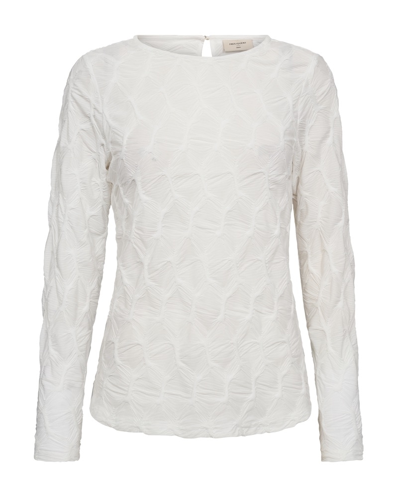 Bluse fra Freequent i et mykt jerseymateriale med strukturmønster med lett 3D-effekt. Blusen har en enkel silhuett med lange ermer, avrundet hals, slim fit og hempe- og knappdetalj med perle bak.
98% polyester 2% elastan