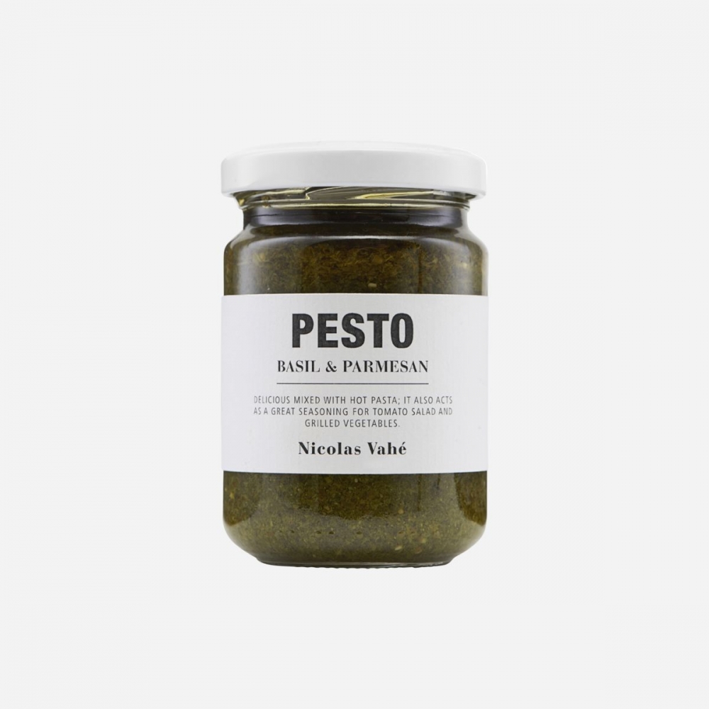 Pesto med basilikum & parmesan er en klassiker i Nicolas Vahé-sortimentet. Pestoen er laget på de lekreste råvarer fra Provance. Bruk den som tilbehør til tapas eller som marinade til en frisk salat med mozzarella og solmodne tomater. Innhold 135g. 