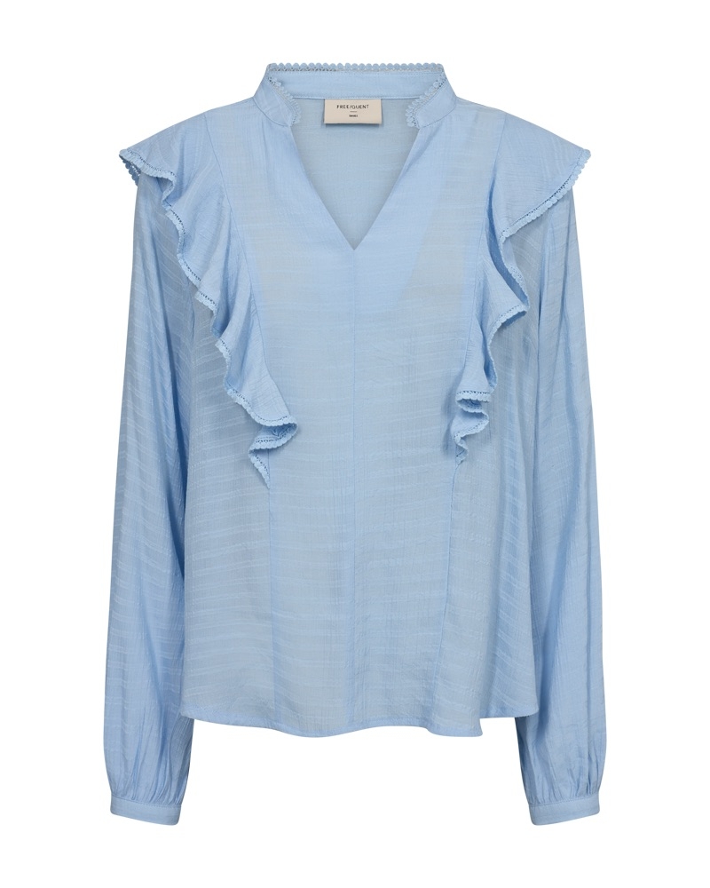 Deilig bluse i viskosemix fra Freequent med volanger og v-krage. 
65% Viscose
35% Polyester