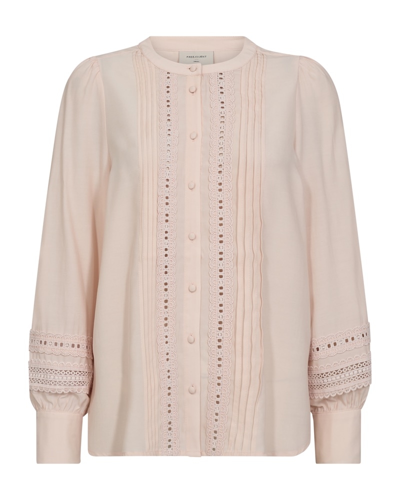 En nydelig, delikat bluse fra Freequent med blonder, knapplukking og lange ermer. 
55% Viscose
45% Polyester