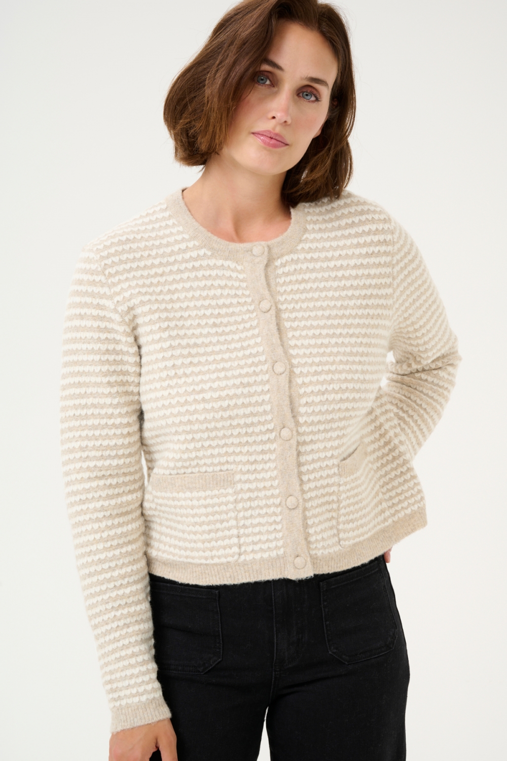 Lekker, strikket cardigan fra Kaffe. Sammensetning: 38 % akryl, 35 % polyester (resirkulert), 18 % nylon, 6 % ull (sertifisert), 3 % elastan
Passform: Regular fit Langermet