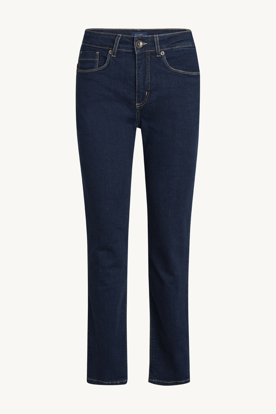 Jeans med middels høy midje, rette ben og fin vidde ved anklene. Lang benlengde: 84cm. Dette produktet er produsert i EU. Innhold: 72%Cotton,23%PL,3%Viscose,2%EA


