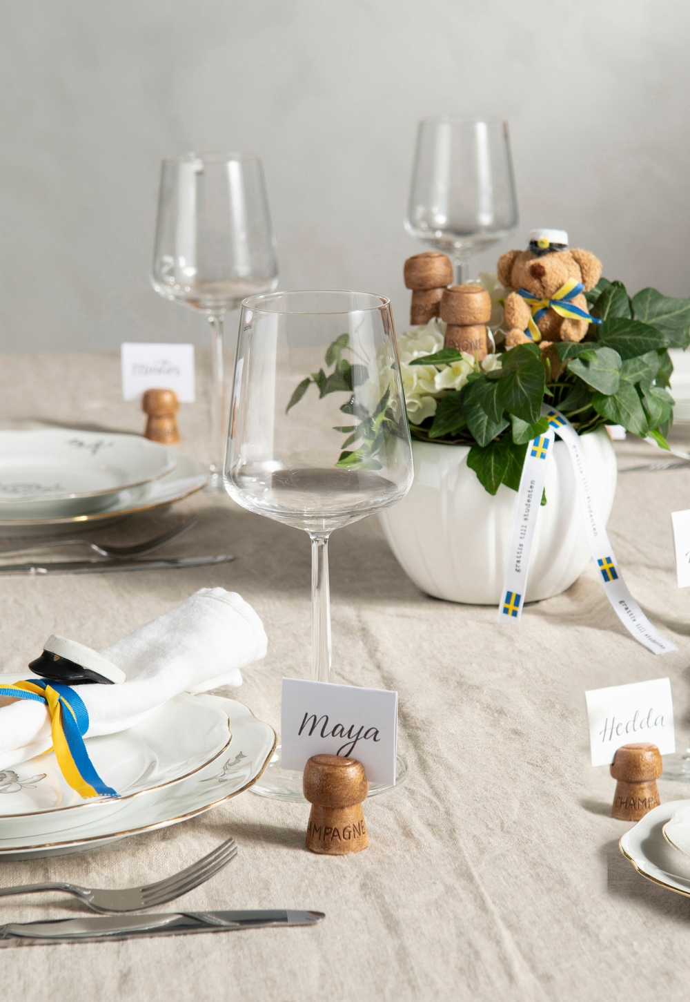 Artige bordkortholdere utformet som en champagnekork. Bordkortholderene selges en og en. Måler 3x3x4cm.