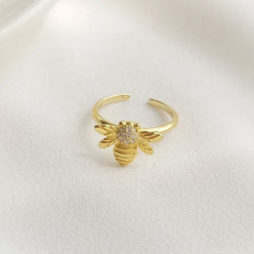 En nydelig justerbar ring fra Ella & Pia. Ringen er laget av 925 Stearling Silver belagt med 18K gull og zirkoniastener. Ringen veier 2,6g, og biens størrelse er 14.5x10.9mm. Alle smykkene fra Ella & Pia nikkel- og blyfri.