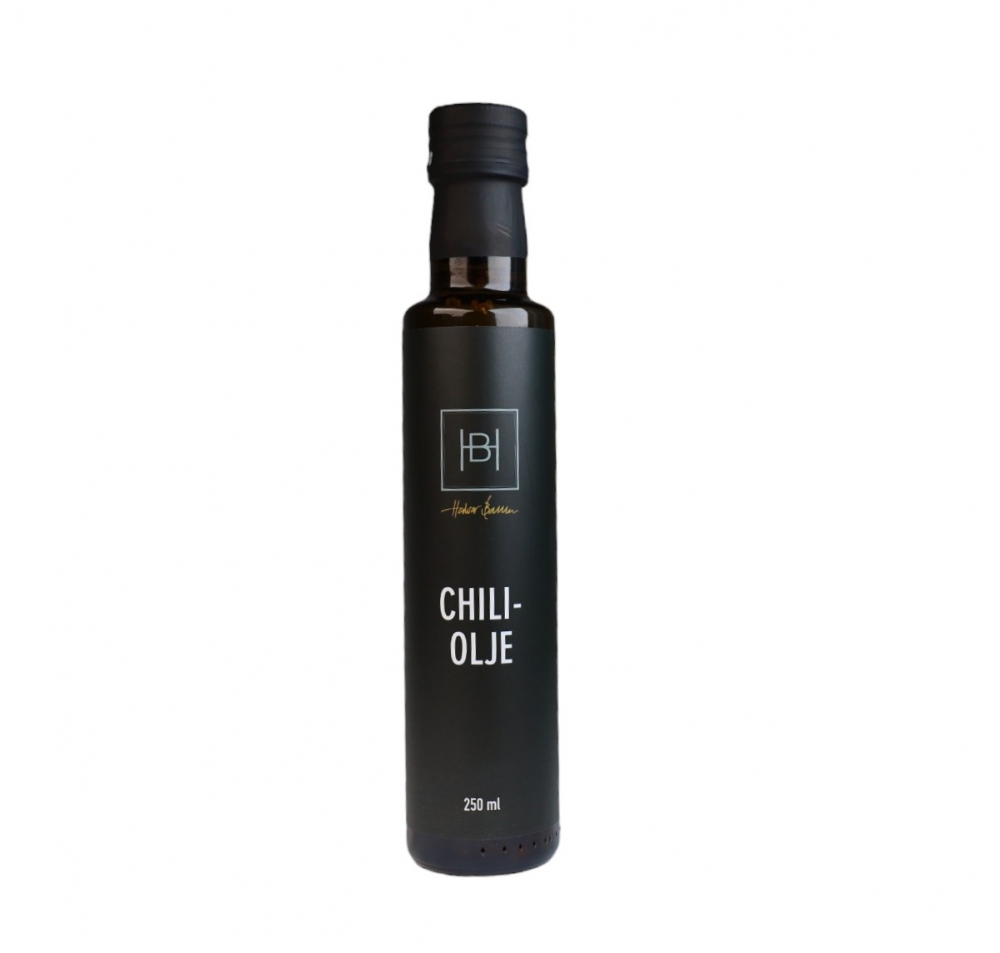 Hev dine matretter med olivenolje tilsatt het chili. Extra Virgin olivenolje med smak av chili for smakfulle og sunne måltider.  
Denne extra virgin olivenoljen inneholder ingen tilsetningsstoffer, konserveringsmidler eller kunstige smaksstoffer.  
Den er