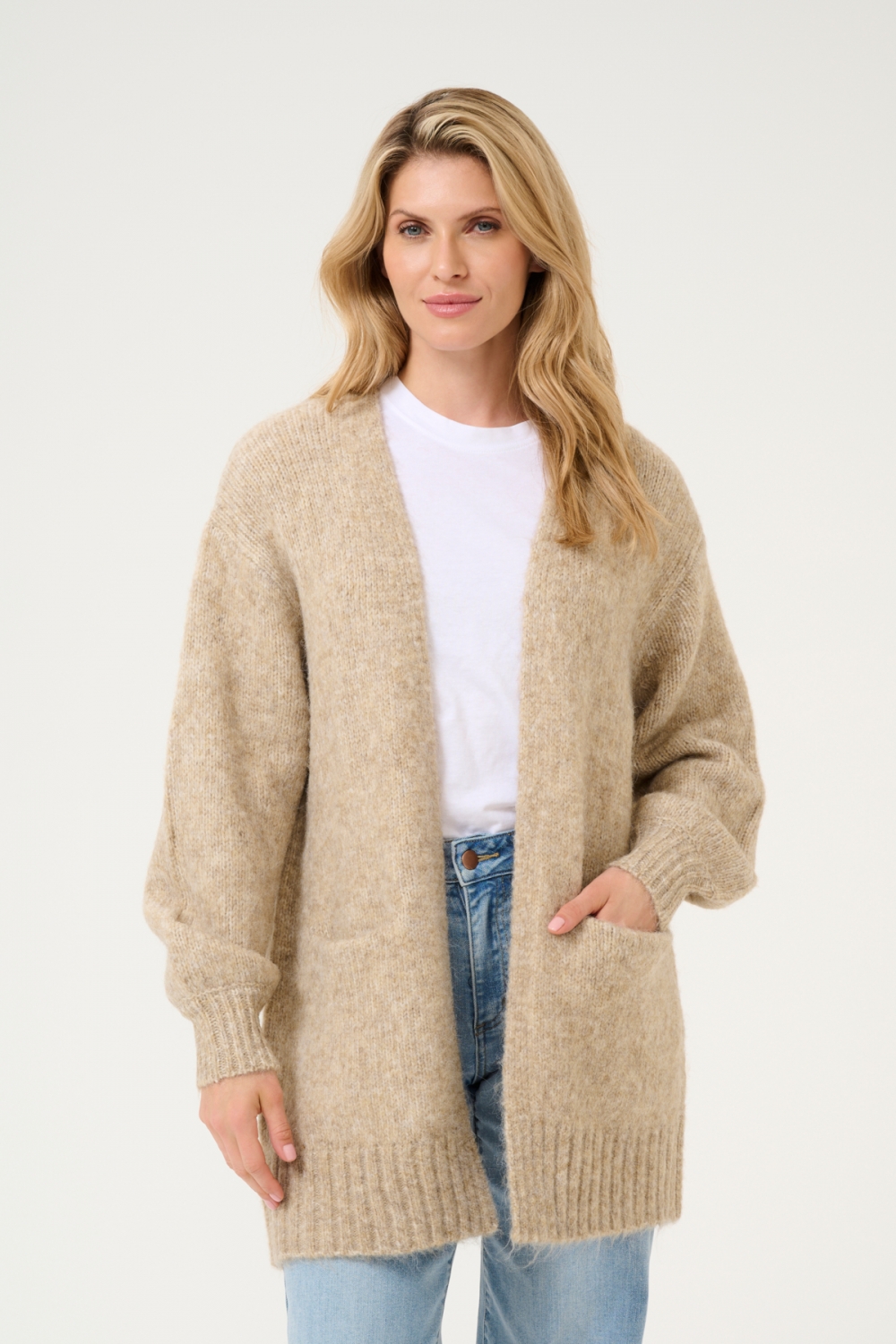 Deilig, strikket cardigan fra Kaffe. 
Form: Loose fit
Lengde: 79 cm tilsvarer S
Sammensetning : 47% Akryl, 35% Polyester (resirkulert), 13% Polyamid, 5% Ull (sertifisert)