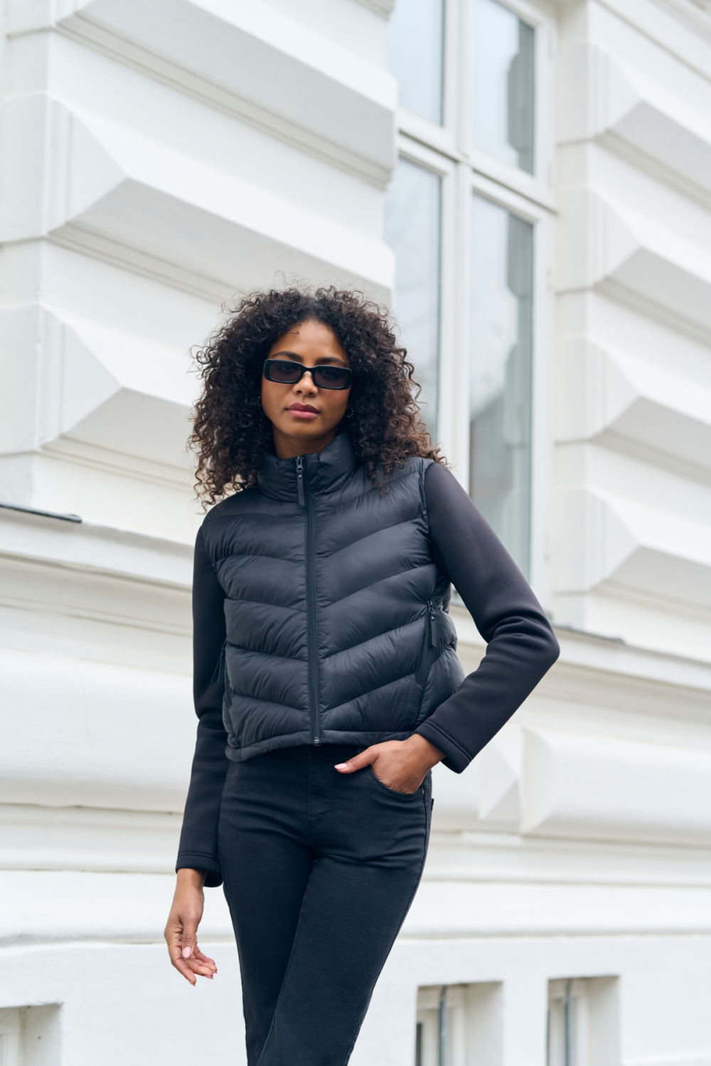 Kul jakke fra Kaffe med vattert front- og ryggparti, armene er i et behagelig stretchy stoff.
Composition: 100% Polyamide
Fit:  Regular fit  Cropped length Long sleeve