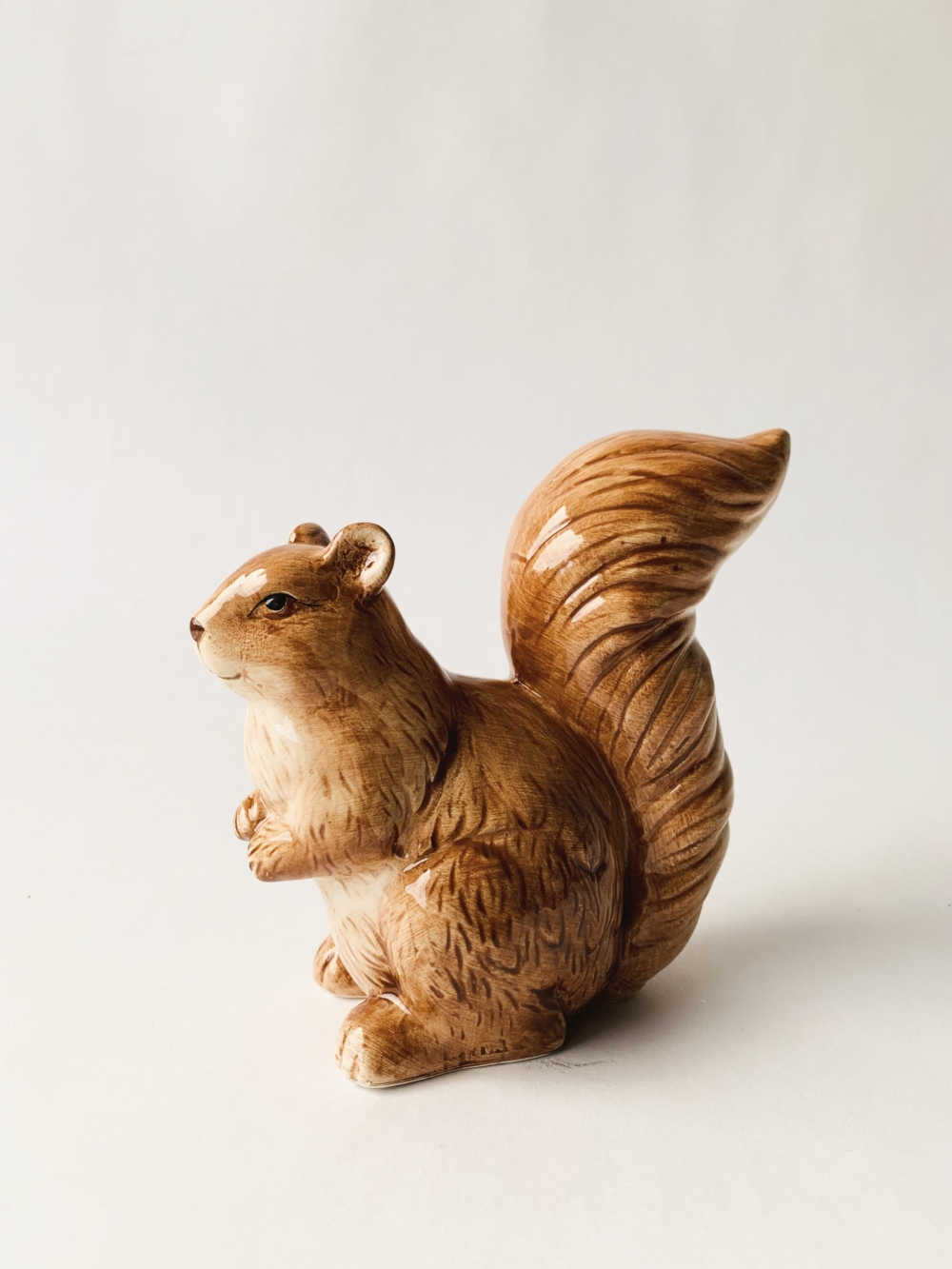 Et lite søtt ekorn i keramikk til dekorasjon. Måler 13 cm i høyden. Pynt opp lysfatet med dette søte lille ekornet. 
