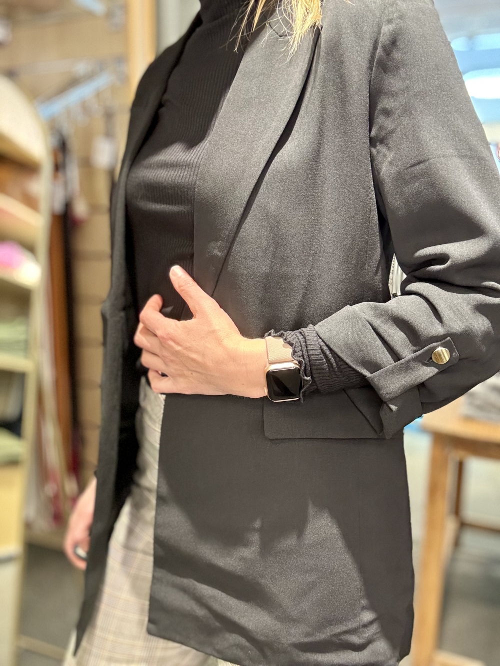 Blazer fra Freequent i et lett stoff som faller fint nedover. Rett fasong, med god lengde, 3/4 lange armer, med en fin knapp som detalje på armene.
Sammensetning: 100% polyester